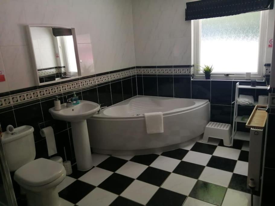 Waterside 3 Bed Cottage, Hot Tub, Sauna, Pvt Beach Арочар Екстериор снимка